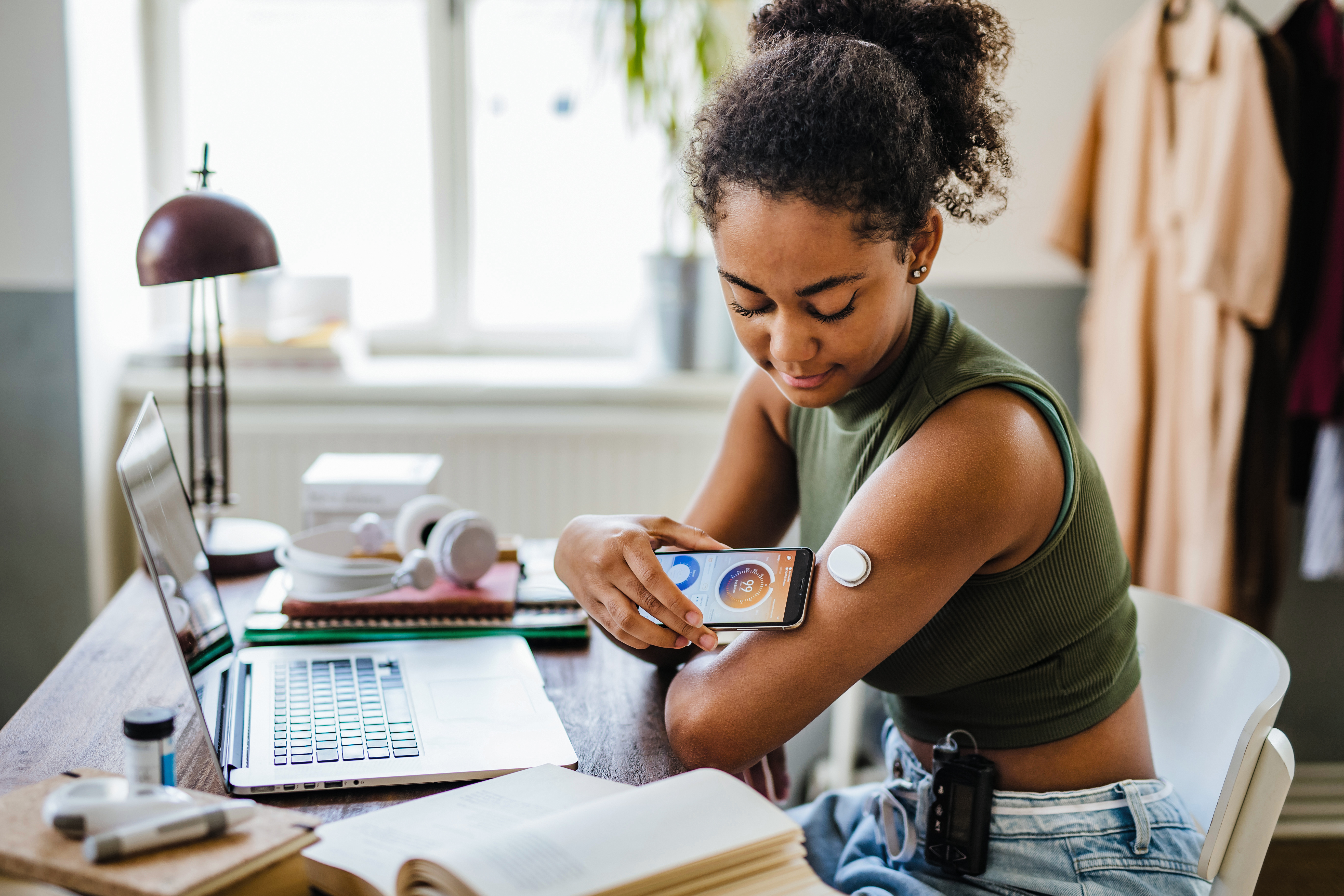 Una mujer comprobando sus niveles de glucosa