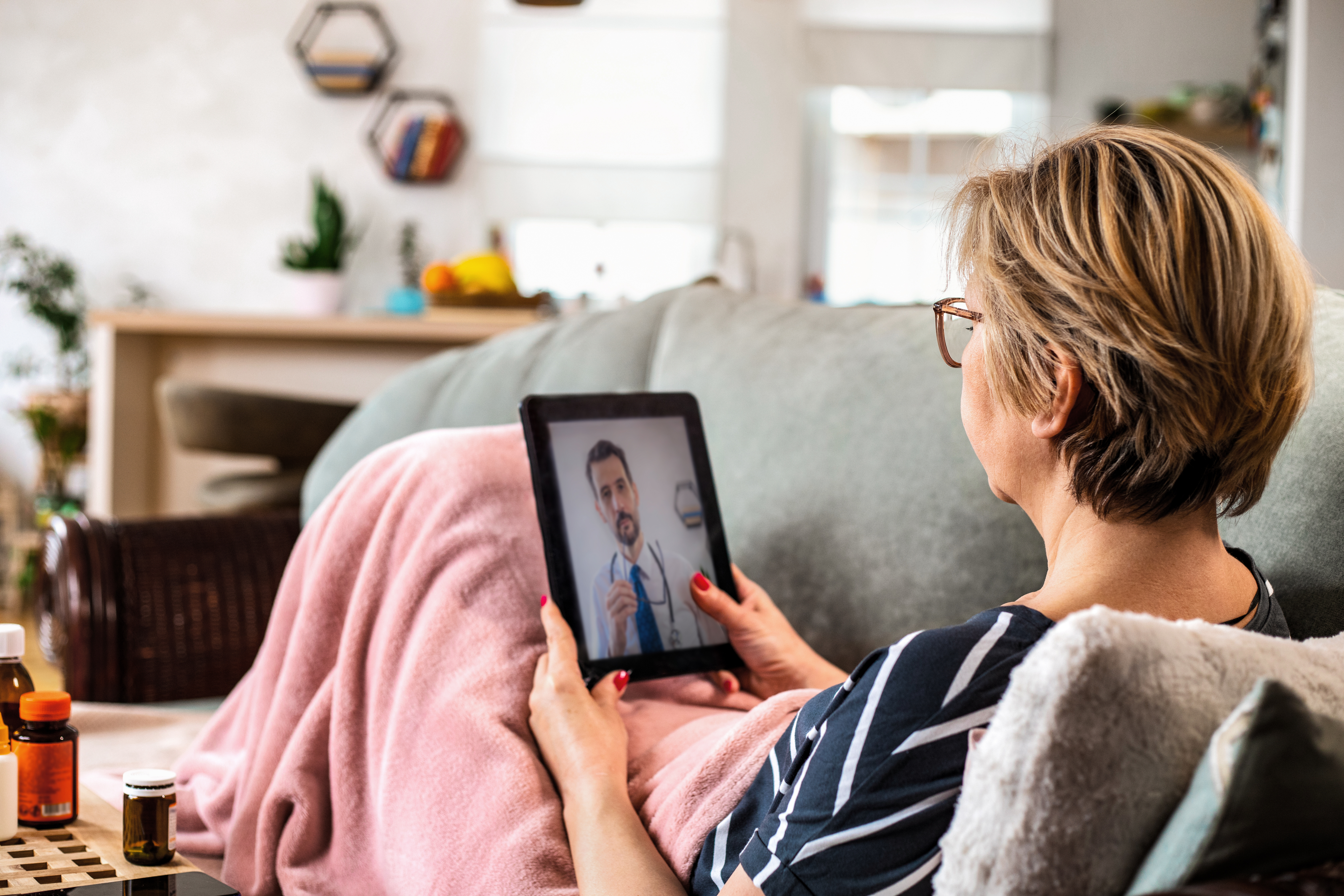 Una mujer tomando una cita virtual en casa