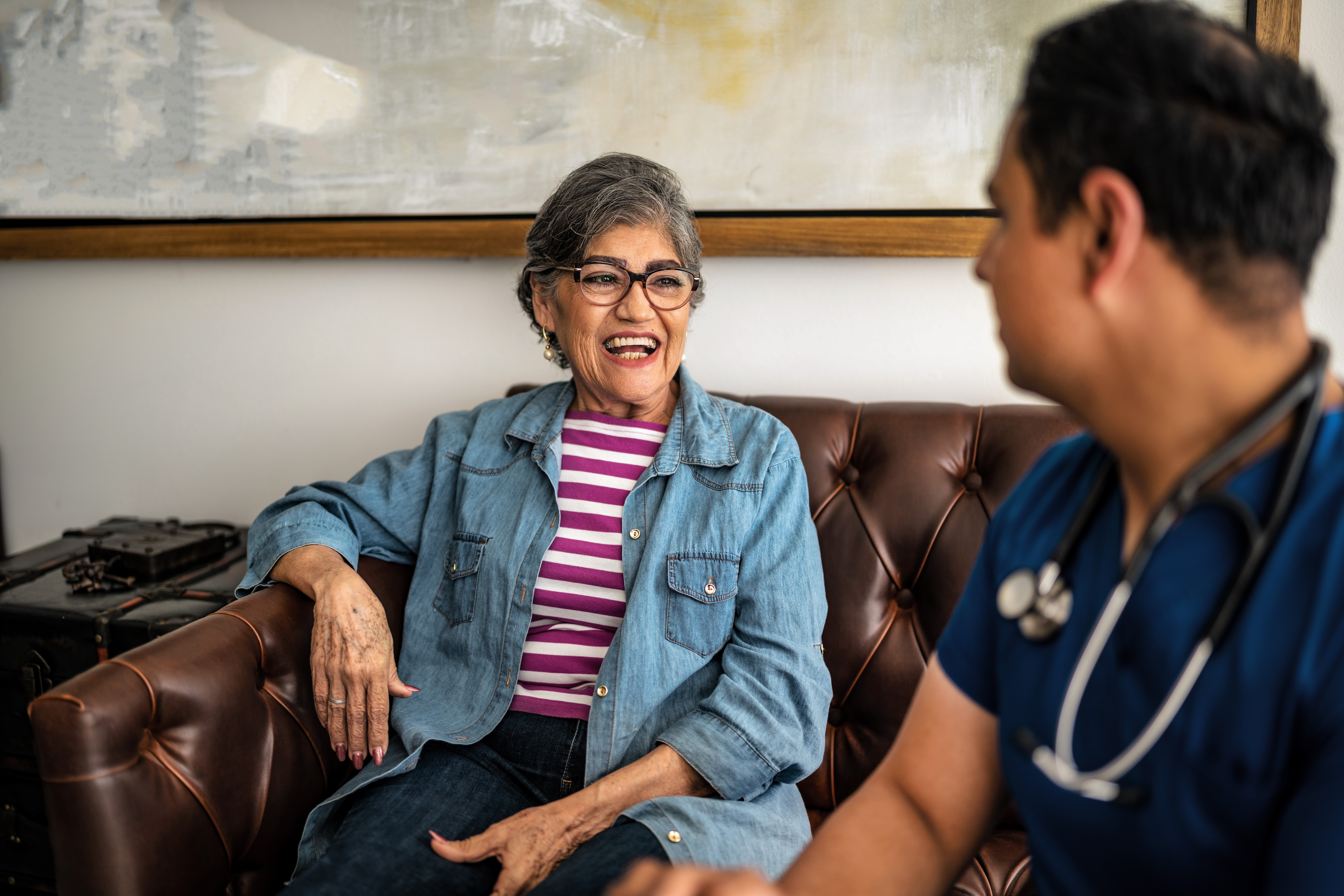 Una mujer en una consulta