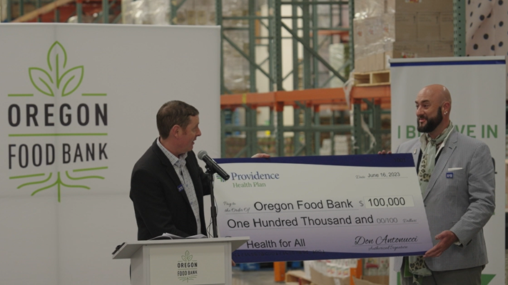 Oregon Food Bank acepta el cheque de donación