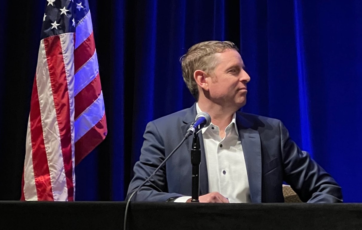 Don hablando en la conferencia de Beckers