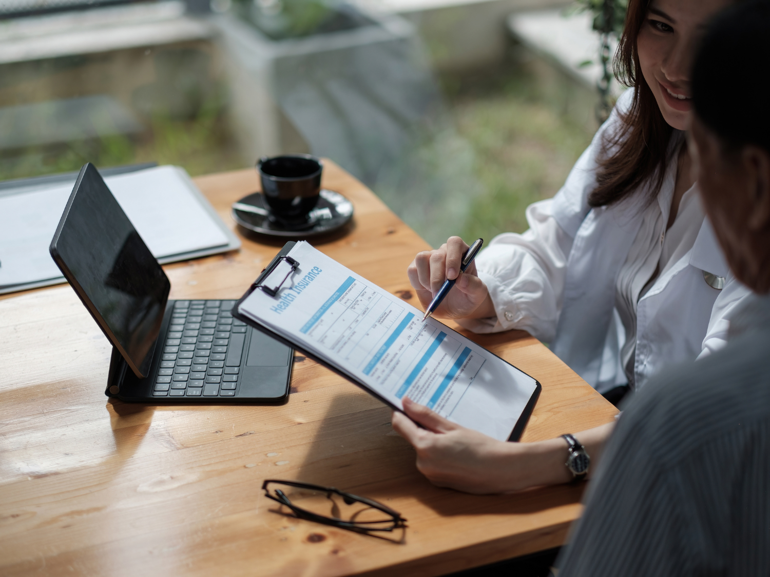 Portapapeles con lista de beneficios