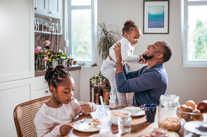 padre e hijas en la mesa