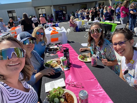 Grupo de mujeres comiendo almuerzo al aire libre en un evento