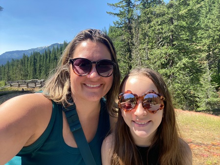 Dos mujeres con gafas de sol al aire libre