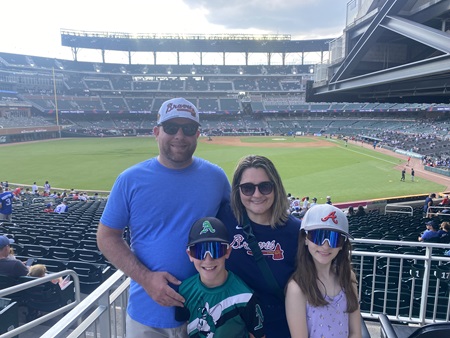 Семья играет в бейсбол