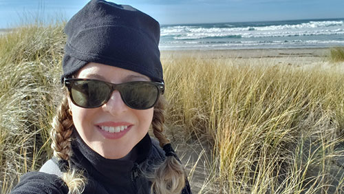 Un selfie de Nichole con la playa detrás de ella