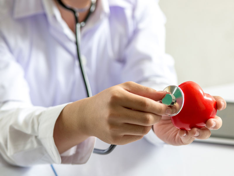 Un médico busca el latido del corazón