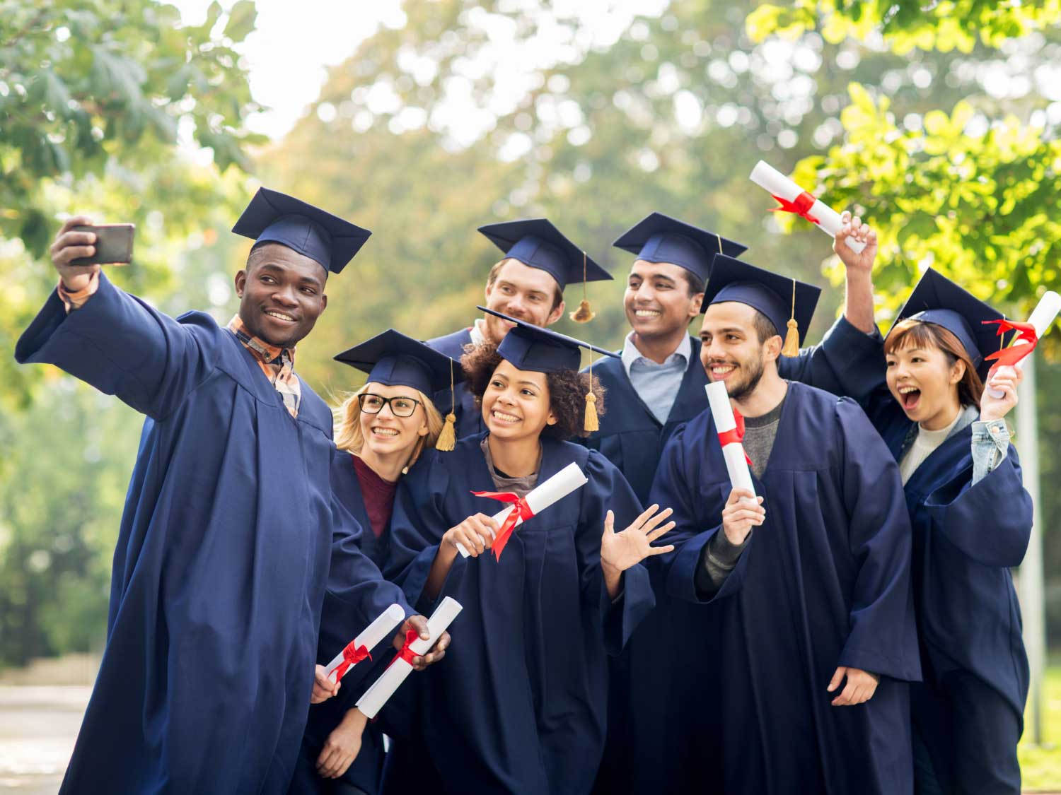 Un grupo de recién graduados tomándose una fotografía.
