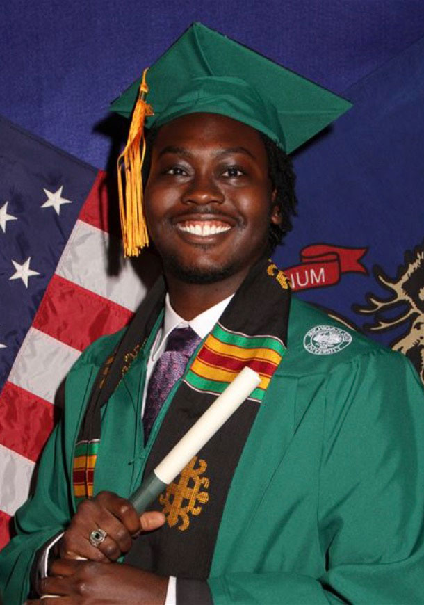 Ronald Harris con su toga y birrete de graduación