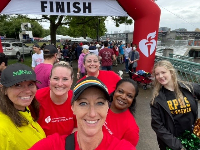 달리기 경주 결승선에서 Tara Marshall