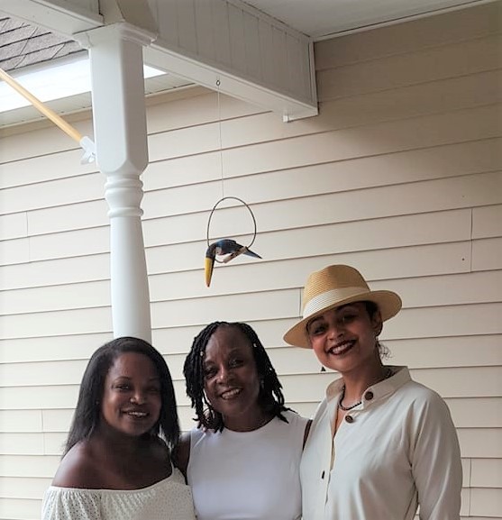 전면 테라스에 서 있는 Tara Marshall과 가족