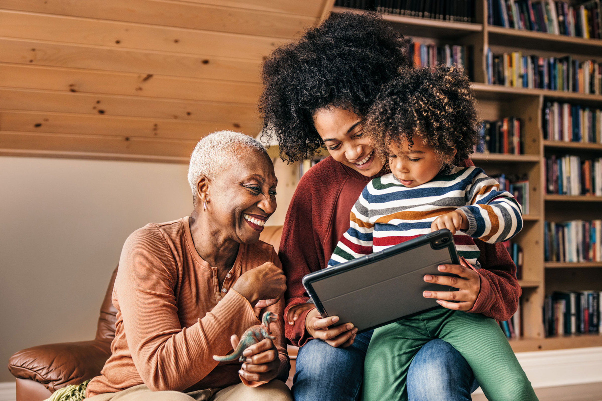태블릿으로 함께 놀고 있는 가족