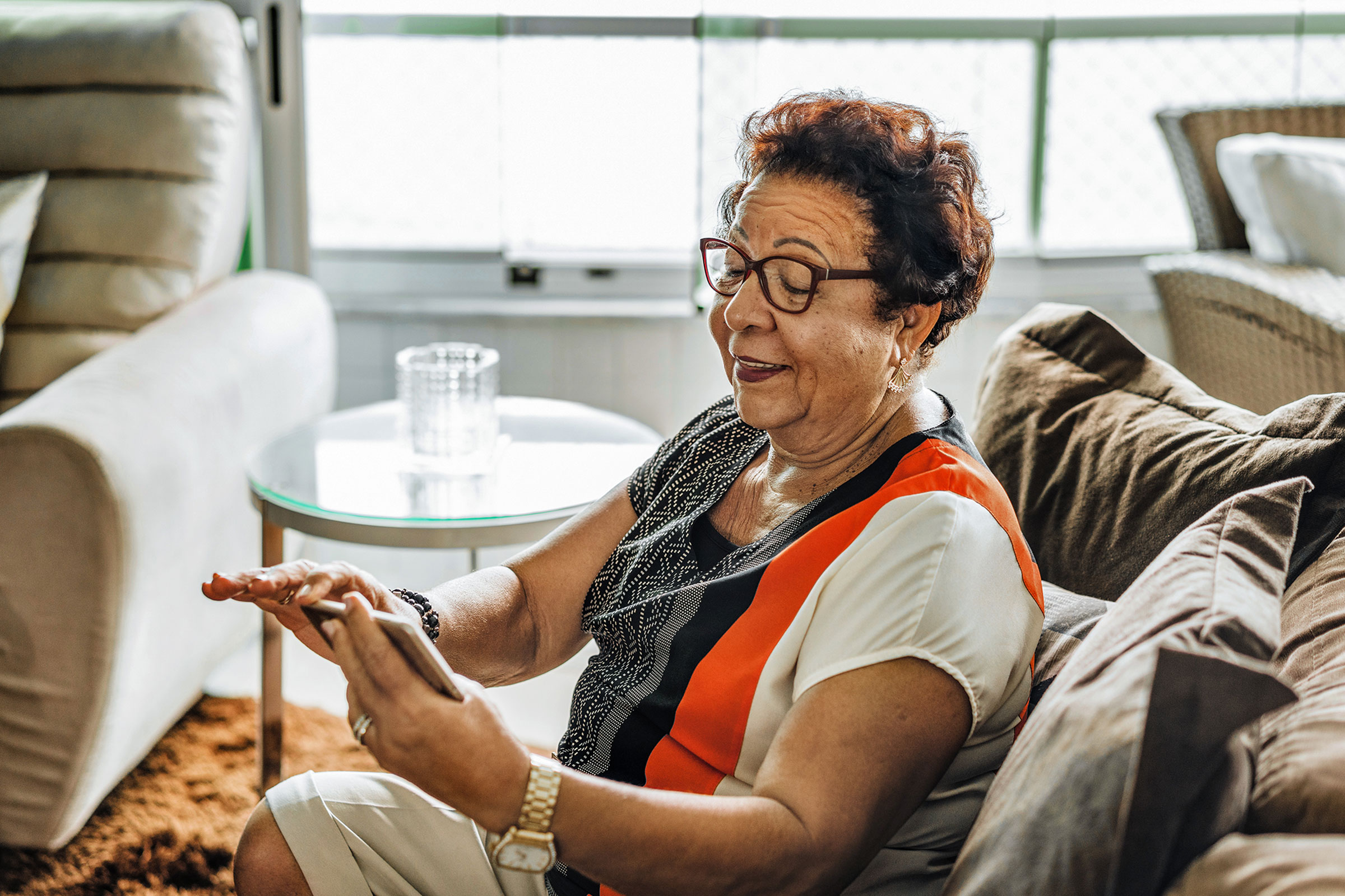 스마트폰을 사용하는 여성