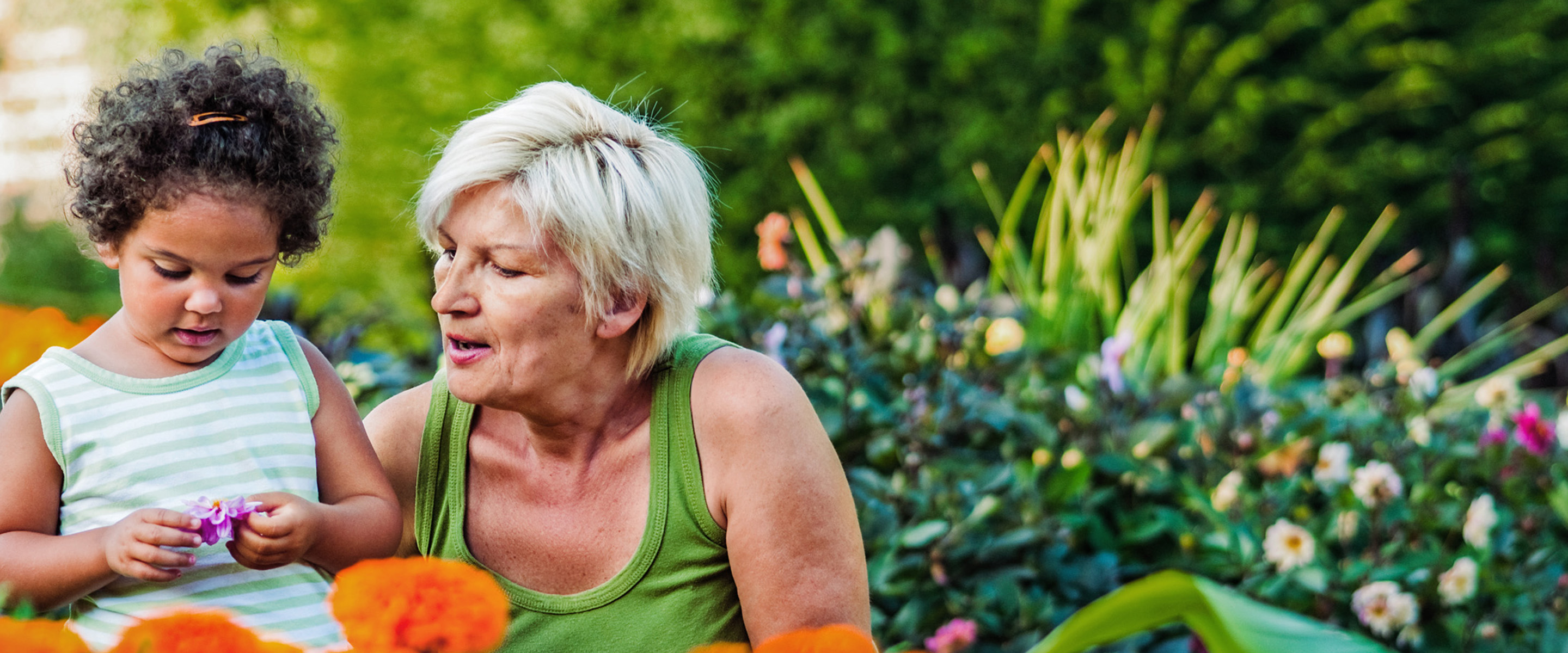 Abuela y nieto en el jardín