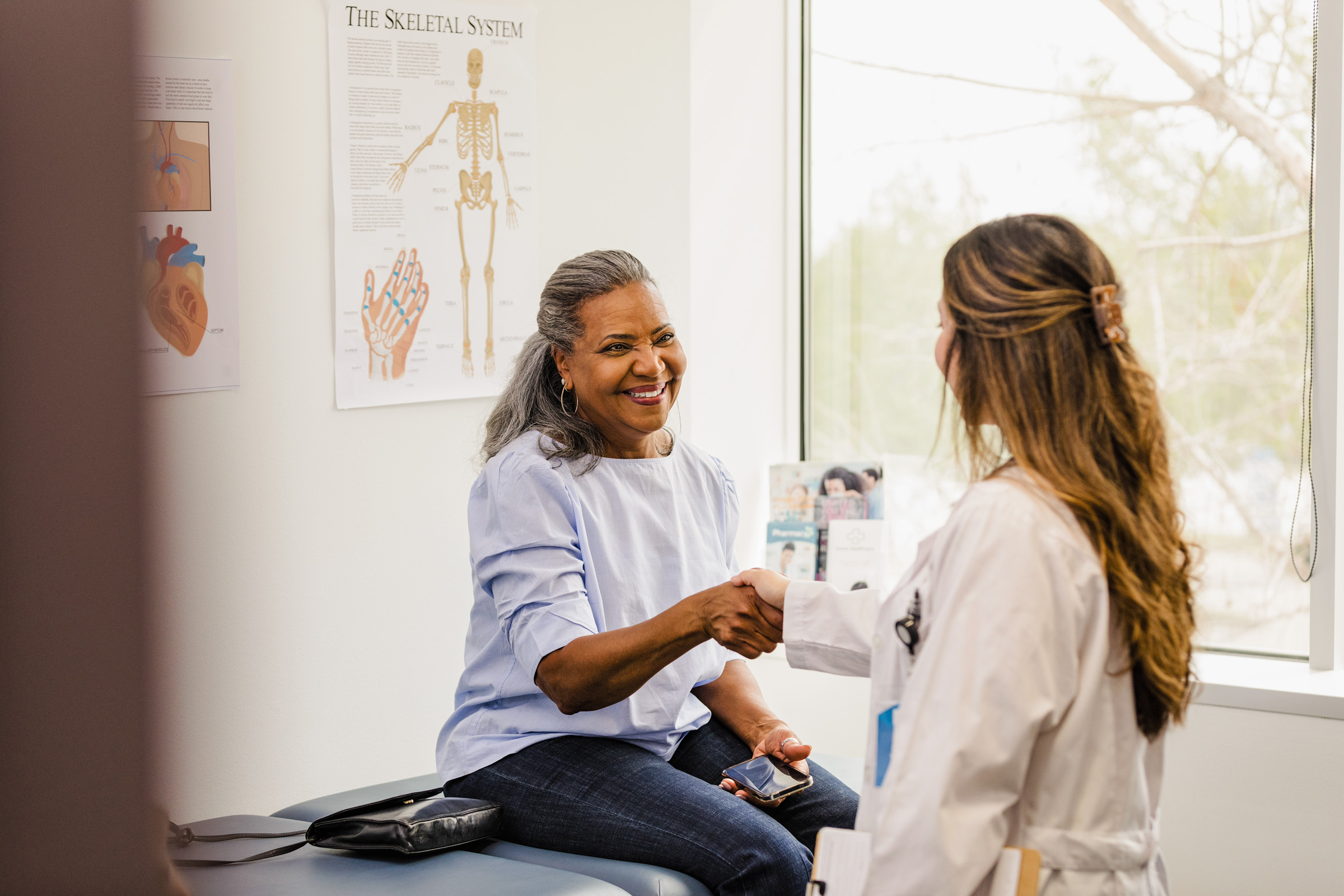 Apretón de manos a pie de cama