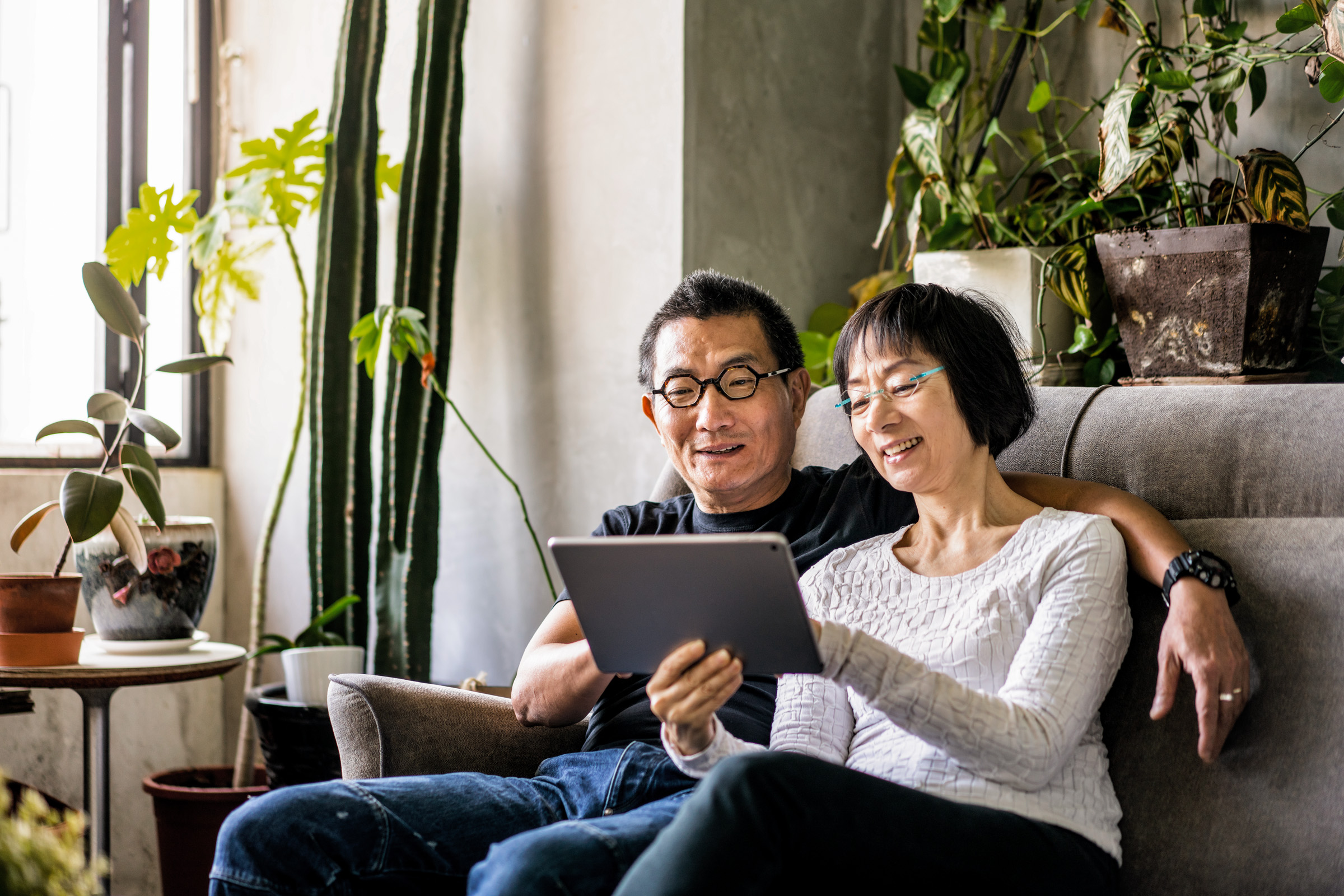 使用平板电脑的情侣