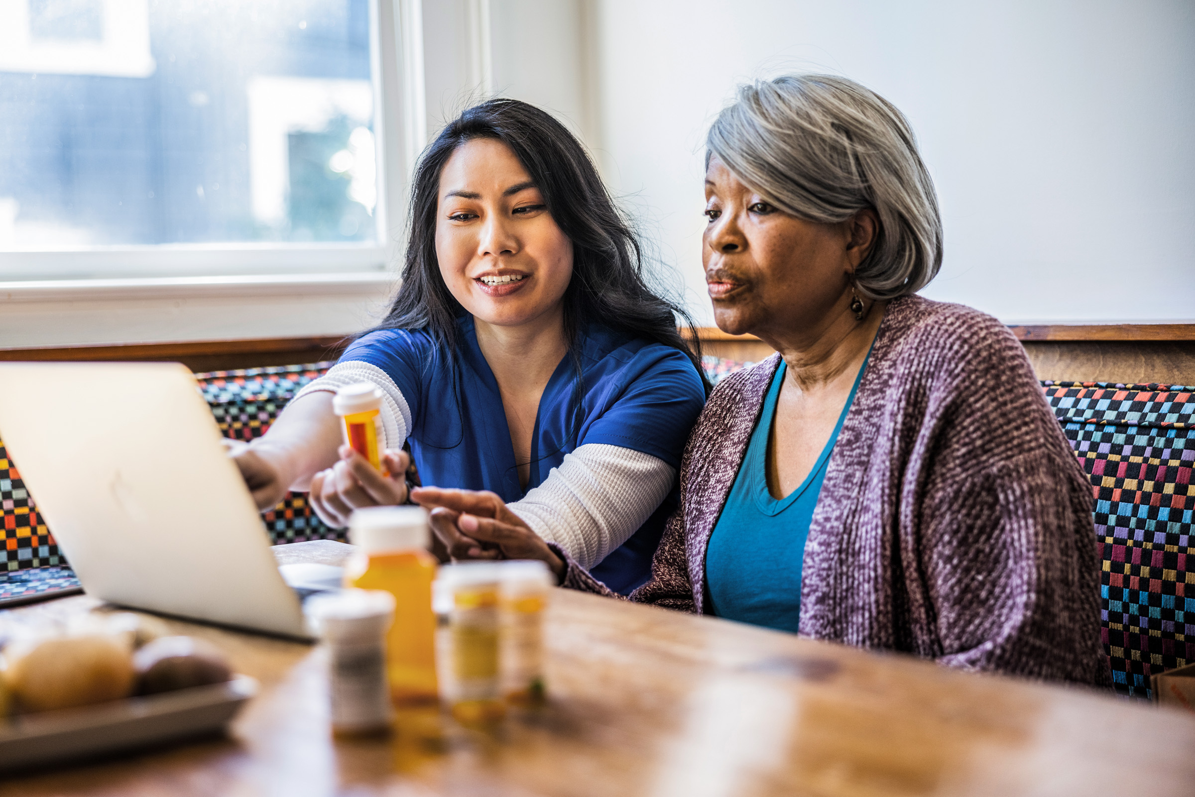 女士看着笔记本电脑屏幕