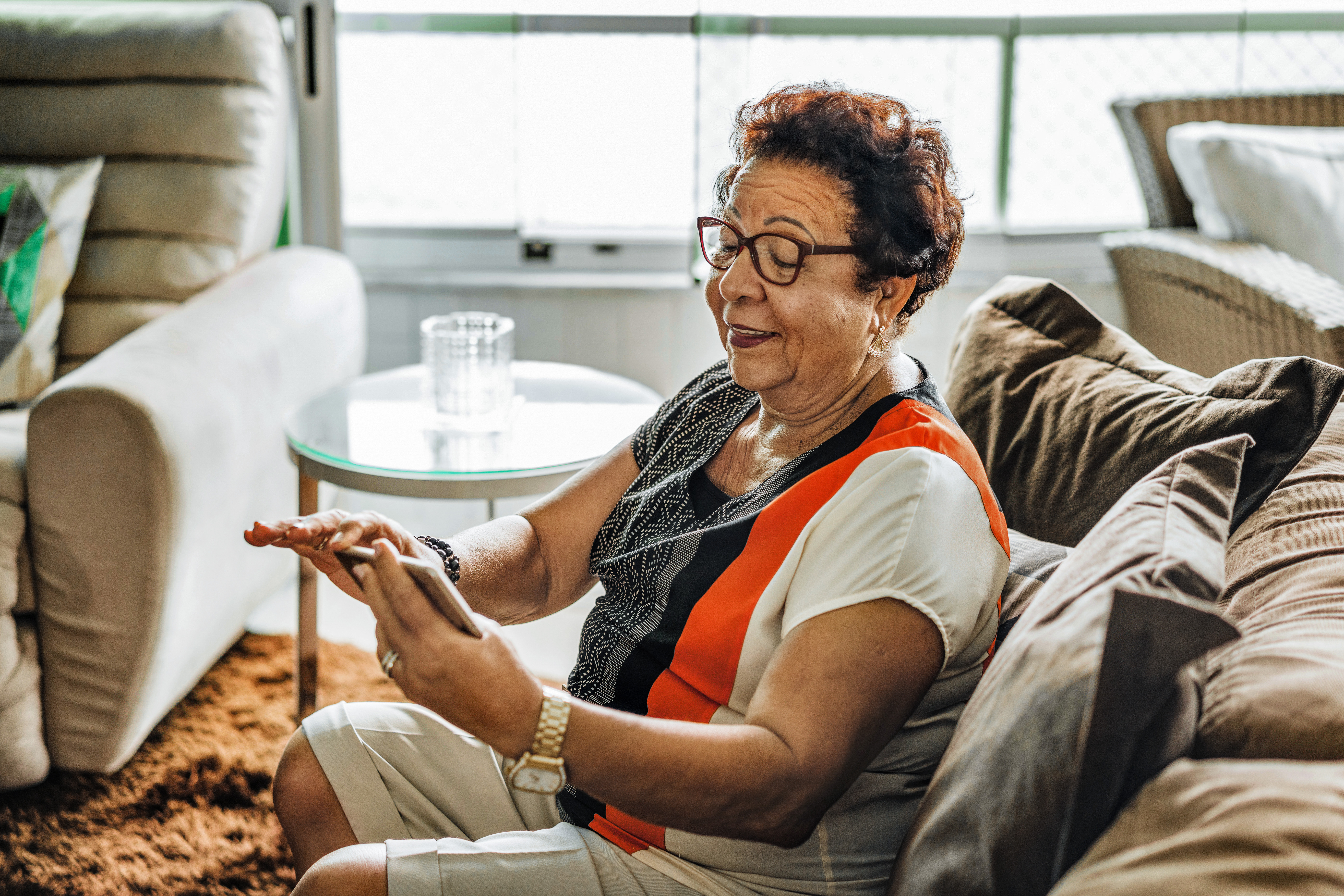 Người phụ nữ đang đọc sách trên điện thoại của cô ấy