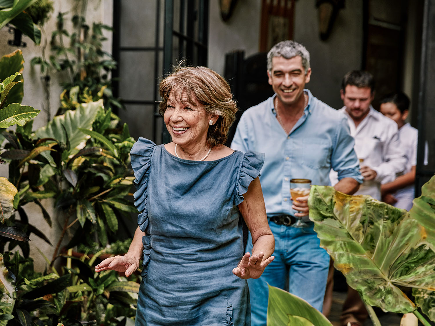 группа людей, проходящих на улице