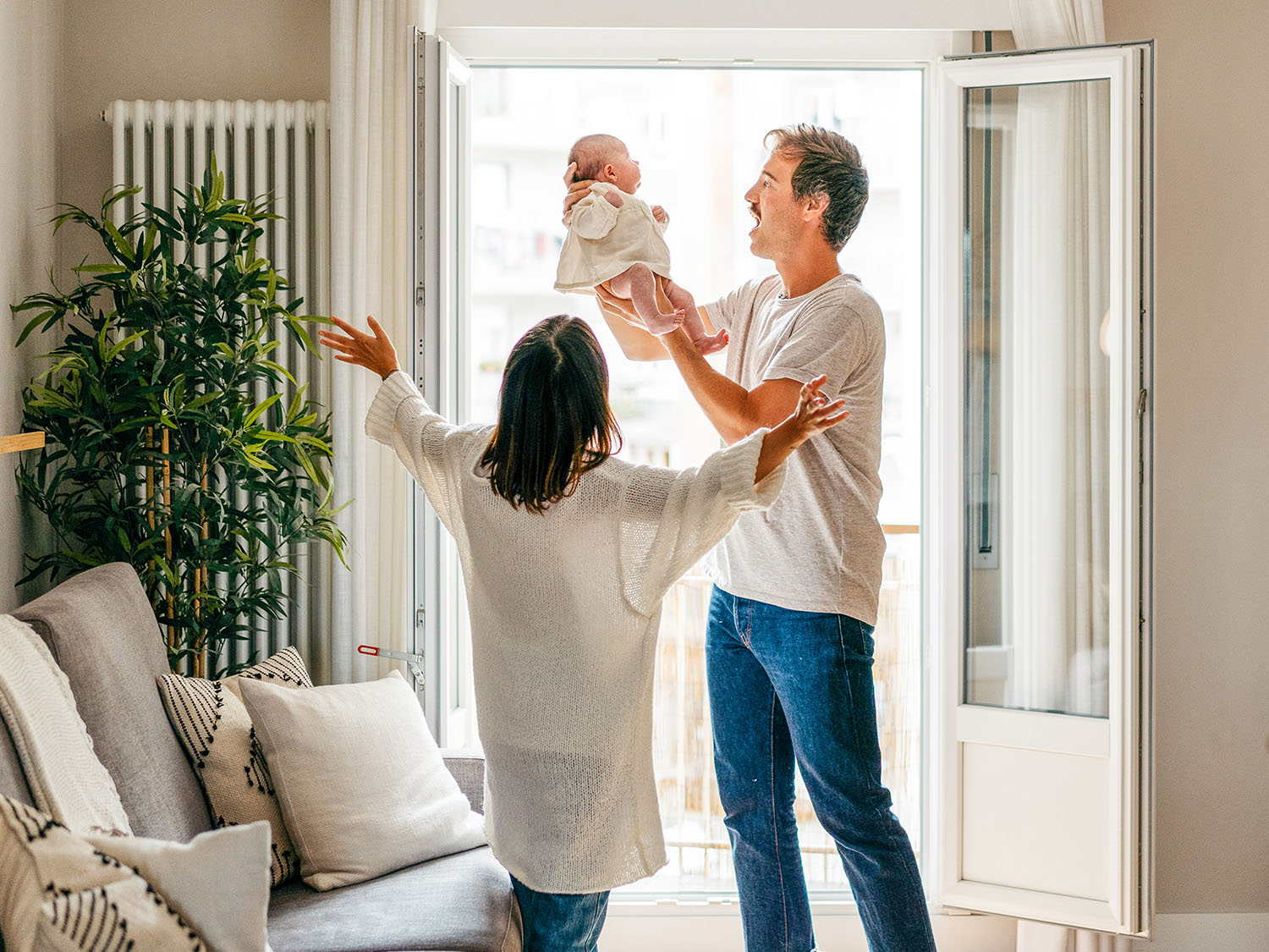 счастливая пара, где мужчина держит на руках ребенка